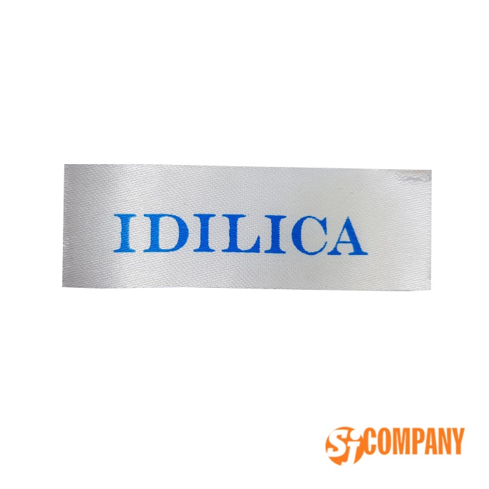 Этикетка сатиновая белая с синей надписью IDILICA